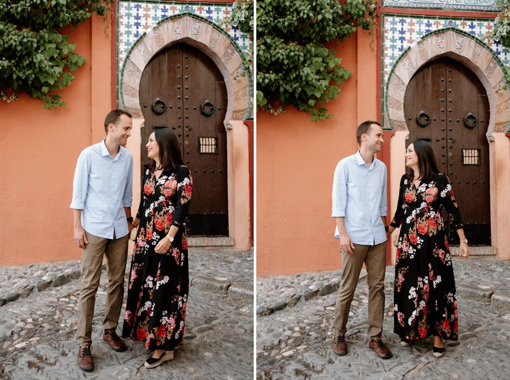 Pareja frente a una puerta de origen árabe en el barrio del Albaicín en Granada.