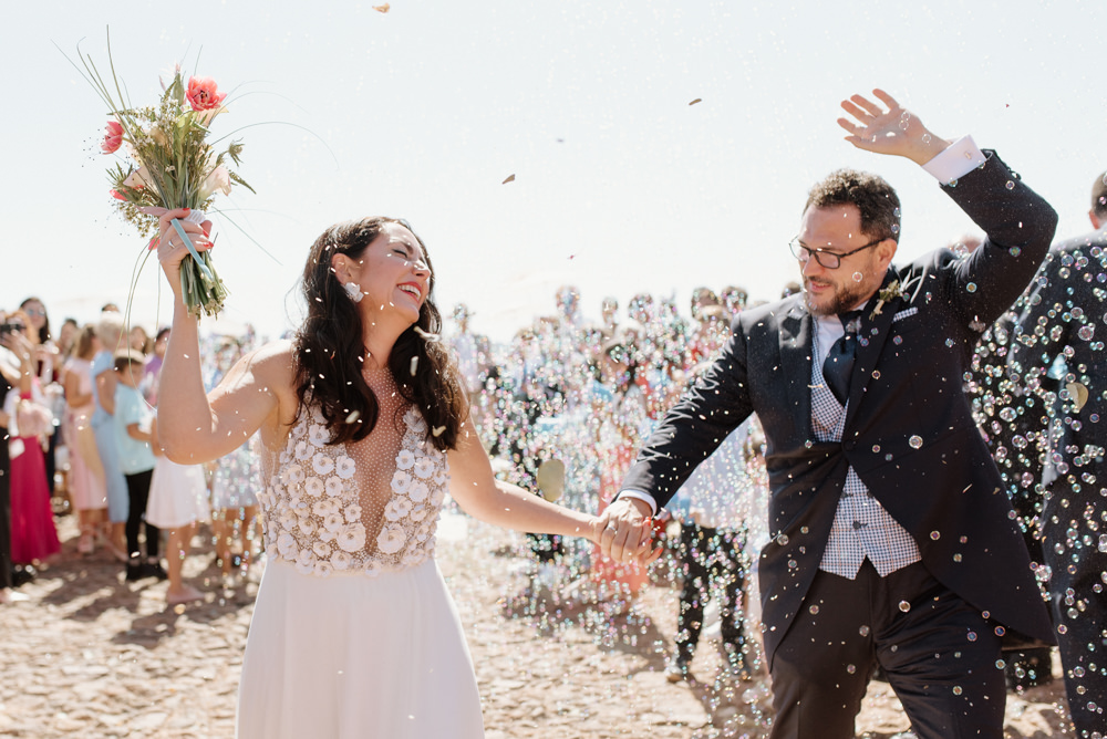 Novios en el momento del arroz, exterior Cabo de Gata. María Juárez.