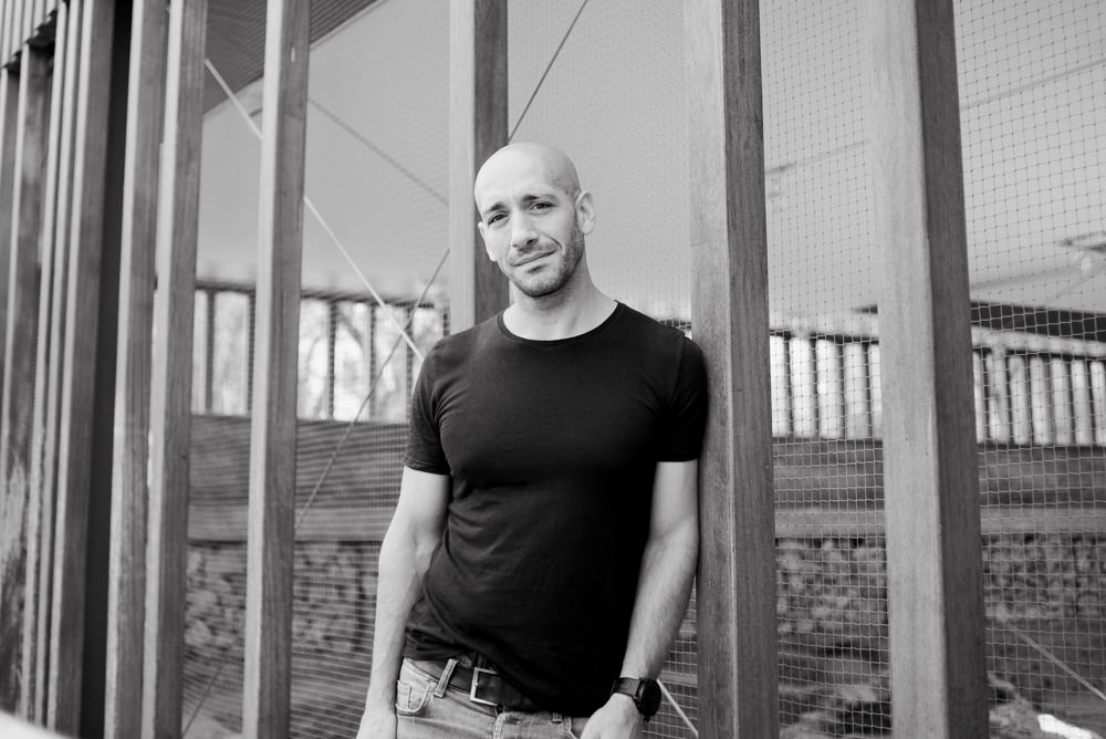 Retrato editorial de Álex Pérez, escritor en Granada.
